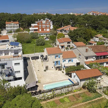 Apartment With Swimming Pool And Private Terrace Pula