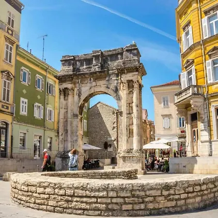 In Croatia Near Stunning Coastline Daire *